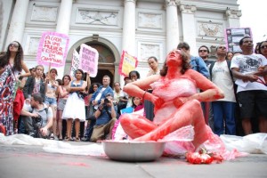 Performance na Marcha das Vadias de Campinas 2011 (foto Cristina Beskow)