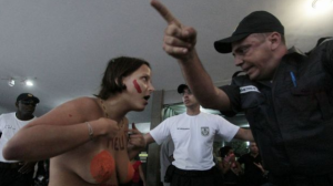 Políciais reprimem manifestação de Peitaço na marcha das vadias do Rio de Janeiro 2012